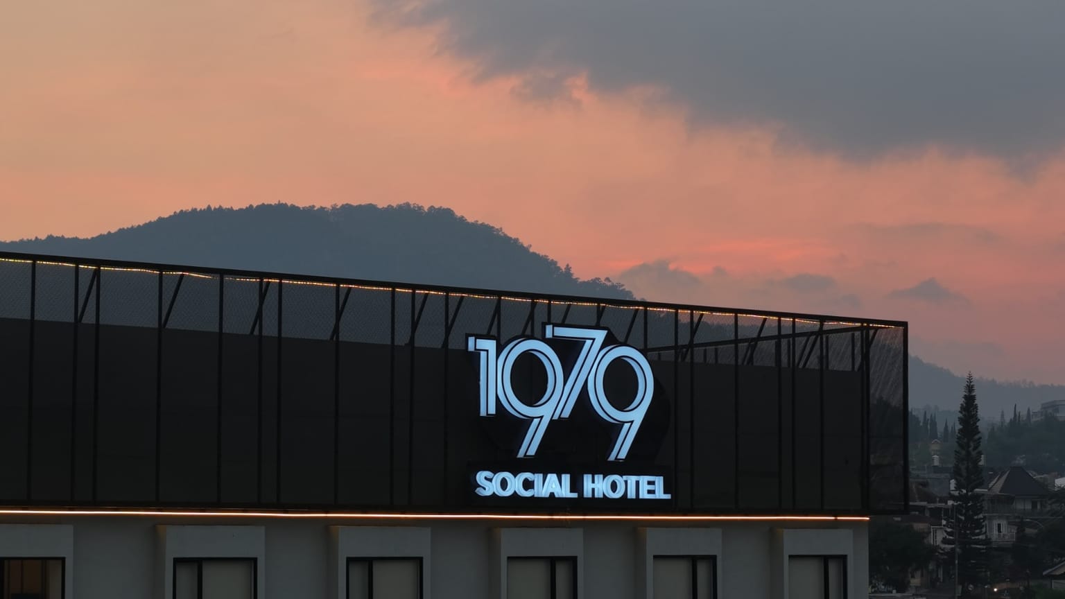 Eksterior 1979 Social Hotel Batu saat senja