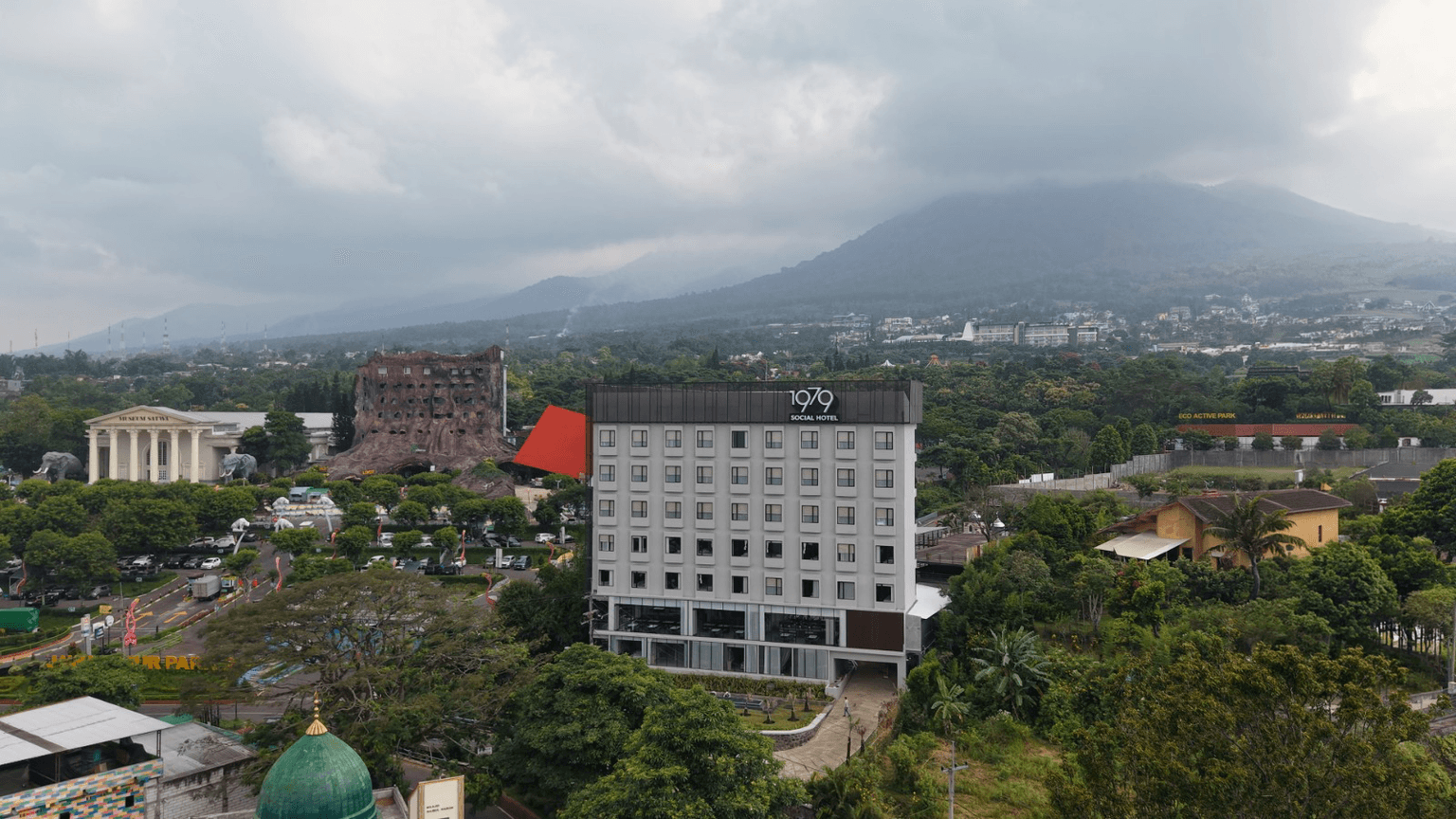 Pemandangan aerial 1979 Social Hotel dekat Jatim Park